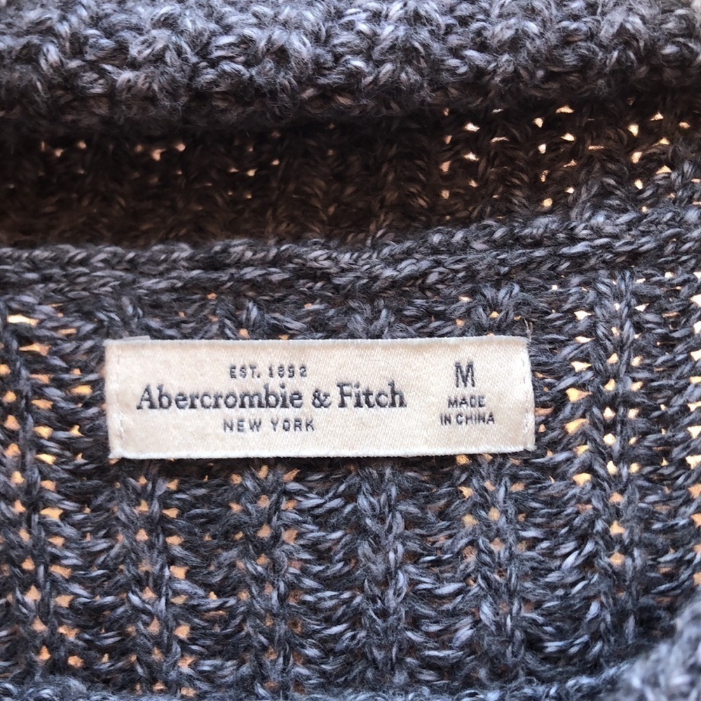 Abercrombie & Fitch Gray Cable Knit Sweater Medium Pit to Pit 17 1/2” Preworn - Picture 4 of 16
